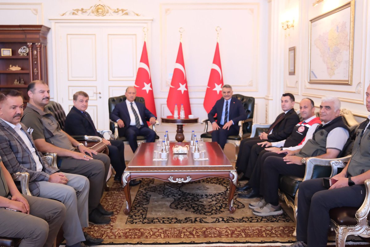 akadirpolat1's tweet photo. 📍Yozgat 

Valimiz Mehmet Ali Özkan’ı ziyaret ettik. 

İlimizde Bakanlığımızca koordine edilen proje ve yürütülen faaliyetleri de ele aldığımız ziyaretimiz ve Çekerek havzası saha incelemelerimizdeki misafirperverliği için Sayın Özkan’a teşekkür ederim. https://t.co/GUiKzPyPyj