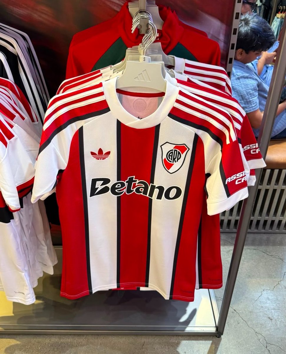 francodattellis's tweet photo. Es TOP la nueva camiseta de River. Realmente hermosa.

No la quiero, la NECESITO. https://t.co/HeXheRMTdY