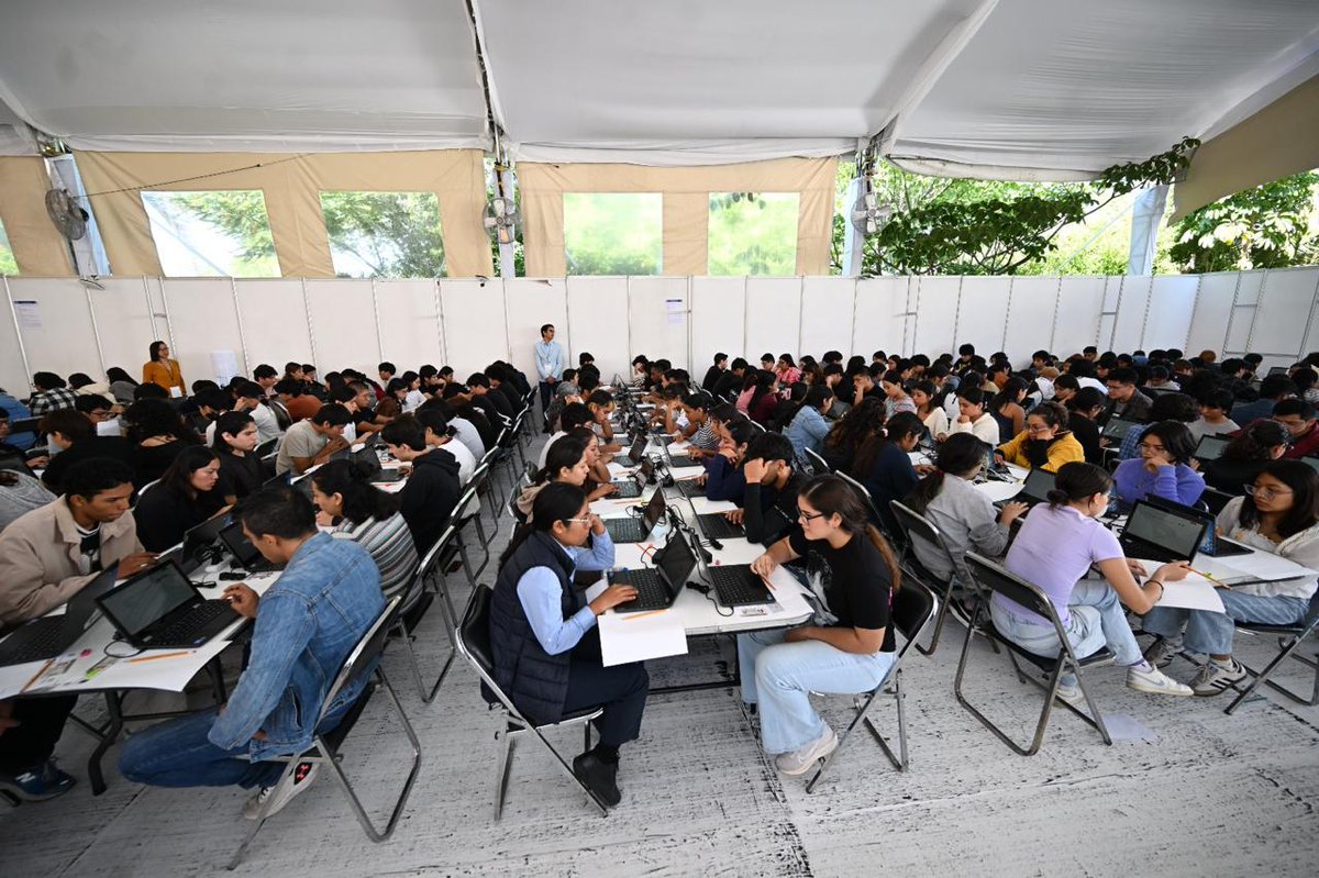 UNAM_MX's tweet photo. En León, Guanajuato, y Oaxaca, Oaxaca, inició con puntualidad la aplicación del Examen de Control Presencial. Hoy, en León, las y los aspirantes que descargaron cita aplicarán su evaluación en tres turnos: 9, 13 y 17 h.
Oaxaca también recibe en tres turnos a las y los aspirantes que tienen su cita.