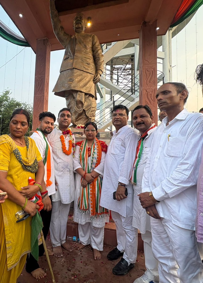 kavitasinghUP's tweet photo. आज हापुड़ में आयोजित भव्य तिरंगा यात्रा में सहभागी होकर राष्ट्रभक्ति और जनएकता के अद्भुत उत्साह का साक्षी बनने का अवसर प्राप्त हुआ।

तिरंगा हमारे गौरवशाली इतिहास, वीर शहीदों के बलिदान और राष्ट्र के प्रति हमारी अटूट निष्ठा का प्रतीक है। इस यात्रा में उमड़ा https://t.co/fbba6s75xT