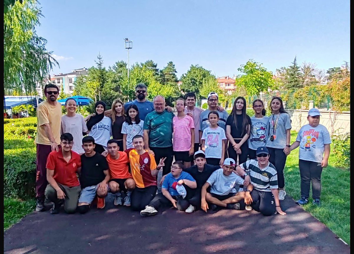 GSB_Afyon's tweet photo. GSB Yaz Spor Okulları Atletizm Antrenmanları Karayolları Parkı’nda Devam Ediyor

GSB Yaz Spor Okulları kapsamında atletizm branşına başvuran öğrenciler ile özel sporcular, Karayolları Parkı’nda düzenlenen antrenmanda bir araya geldi. Uzman antrenörler eşliğinde gerçekleştirilen çalışmalarda öğrencilerin atletizm alanındaki gelişimleri ve performansları yakından takip edildi.

Antrenmanda öğrenciler, atletizmin temel tekniklerine yönelik çalışmalar gerçekleştirirken, antrenörler tarafından bireysel gelişimleri değerlendirildi.
@OA_BAK @gencliksporbak