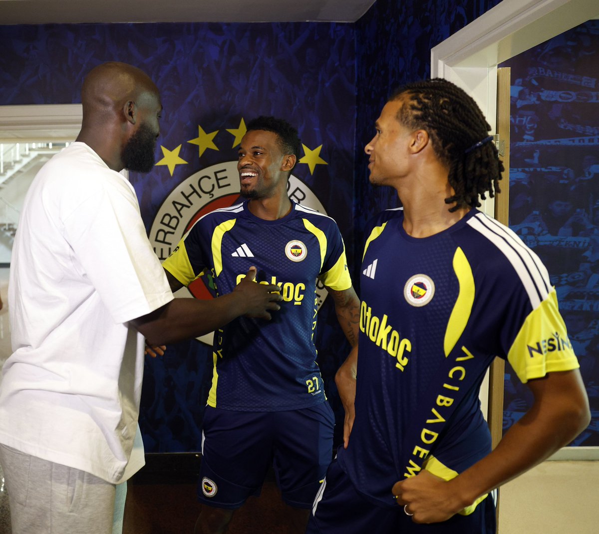 TekYolFener's tweet photo. Yeni transferimiz Romelu Lukaku, Fenerbahçe Can Bartu Tesislerimizi gezdi ve takım arkadaşlarıyla tanıştı. https://t.co/O4jyRW1JqV