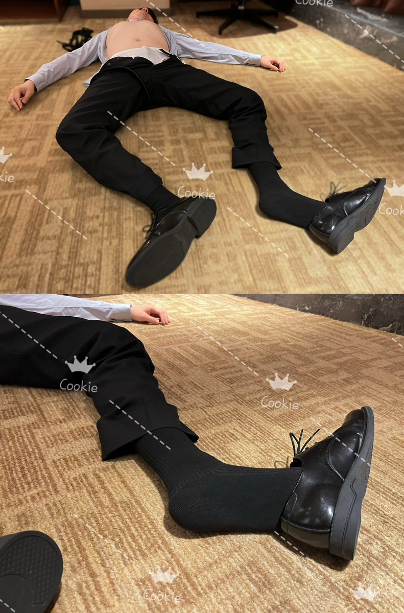 cheonyeon666's tweet photo. 【��意收购😈💵】Ⅰ‌
在公司资金断裂，运营困难的时候，这位老板趁火打劫想以低于市值一半的价格收购Cookie studio，与他交谈中我难忍心中怒火，用随身携带的绳子从背后将他死死勒住，看着他瞪大的双眼以及剧烈挣扎的皮鞋黑袜我突然意识到……也许，这就是当下最好的转机。 https://t.co/w0JMzXK96a