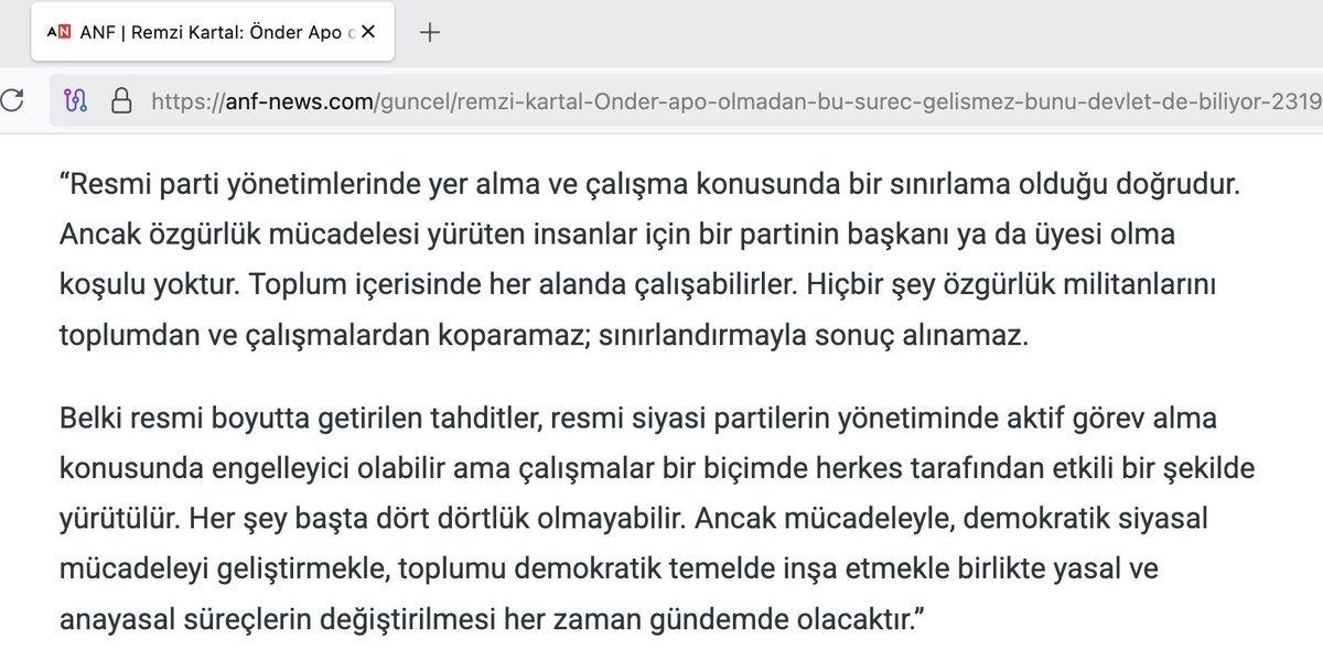 MehmetAkifOkur's tweet photo. “Özgürlük savaşçısı”ndan “özgürlük militanı”na...
“PKK ... tüzükle yürüyen bir hareket olmadı. PKK bir örgüt kültürüyle bugünlere geldi.”
“Hiçbir şey özgürlük militanlarını toplumdan ve çalışmalardan koparamaz.”
“Bir köy komününde asayiş ve öz savunma da elbette önemlidir. Komün kendi örgütlülüğü içinde bunları da sağlar, dolayısıyla devlete veya başka bir güce bırakmaz.”
Bu üç cümleyi yan yana koyduğumuzda mesele yalnız silahların teslim edilip edilmeyeceği olmaktan çıkıyor: Formal feshe rağmen örgüt kültürünün, kadro aktivizminin ve devletin asayiş alanına kadar uzanan alternatif bir toplumsal örgütlenme tasavvurunun devam edip etmeyeceği sorusu karşımıza çıkıyor.
Bu üç ifade, Çerçeve Yasa'nın kabul edildiği günlerde PKK/KCK yapılanmasının üç önemli isminin yaptığı açıklamalardan.
Birincisi KCK Yürütme Konseyi Üyesi Mustafa Karasu.
İkincisi KONGRA-GEL Eşbaşkanı Remzi Kartal.
Üçüncüsü KCK'nın üst düzey isimlerinden Duran Kalkan.
Birlikte okunduklarında Çerçeve Yasa hakkında daha önce dikkat çektiğimiz iki mesele çok daha ciddi hâle geliyor:
1)Pişmanlık/geçmiş terör faaliyetleriyle açık kopuş talep edilmeyişi.
2)Silahların teslimine rağmen kadro, liderlik, örgüt kültürü ve gerektiğinde yeniden şiddet üretebilecek kapasitenin başka biçimler altında devam edebilmesi.
Bu yüzden asıl hedef yalnız “silah bırakma” değil, geri döndürülemez silahsızlanma olmalıdır. 👇
Geri döndürülemez silahsızlanma, belli sayıdaki silahın teslim edilmesinden ibaret değildir.
Örgütün yeniden silahlı eyleme dönebilmesini mümkün kılan kadro, komuta, eğitim, lojistik ve sınır ötesi silahlı kapasitenin de gerçekten tasfiye edilmesini gerektirir.
Aksi takdirde silah bırakılmış olur; fakat silaha dönüş imkânı ortadan kaldırılmış olmaz.
Son birkaç gündeki açıklamalar tam da bu sebeple önemlidir.
Önce pişmanlık meselesi.
Mustafa Karasu silahlı geçmişi yanlış, mahkûm edilmesi gereken veya geride bırakıldığı için pişmanlık duyulan bir dönem olarak anlatmıyor.
Tam tersine:
“Evet, biz silahlı mücadeleyi Türkiye’ye karşı sonlandırdık ama bu silahlı mücadelenin yarattığı büyük değerler vardır.”
Ardından:
“Bu silahlı mücadele ve bu temelde gelişen serhildanlar, halkın mücadelesi bütün bu kazanımları yarattı. Türk devletini de artık zorla, şiddetle bu sorunu çözemeyeceği noktaya getirdi.”
diyor.
PKK'nın silahlı mücadelesinin başlangıcı olan 15 Ağustos hakkında ise:
“15 Ağustos ulaşacağı sonuçlara ulaşmıştır.”
ifadesini kullanıyor.
Sonra bugünkü, “demokratik-siyasal” sıfatlarını bolca kullanan söylemi o geçmişle açıkça bağlıyor.
Burada silahlı geçmişin reddi yoktur.
Silahlı safha örgüt yöneticisinin anlatımında gayrimeşru olduğu için değil, “ulaşacağı sonuçlara ulaştığı” için sona ermektedir.
Şimdi mücadele başka araçlarla sürdürülecektir.
Daha önce varsayım olarak sormuştuk:
Bir PKK mensubu,
“Mücadelemiz haklıydı; silahlı safha görevini tamamladı, şimdi aynı mücadeleyi başka araçlarla sürdürüyoruz”
derse ne olacak?
Orta yerdeki beyanlar, bu ihtimalin varsayım olmadığını gösteriyor.
Örgütün üst düzey yöneticilerinden birinin ağzından duyuyoruz.
Çerçeve Yasa ise böyle bir kişiden geçmiş terör faaliyetlerini reddetmesini, pişmanlık göstermesini, mağdurlardan af dilemesini veya geçmiş örgütsel mücadeleyle arasına açık bir mesafe koymasını istemiyor.
Diğer önemli mesele, örgütsel devamlılık.
Karasu'nun şu sözlerini birlikte okuyalım:
“Evet PKK kendini feshetti ama yine de bir topluluk var ortada.”
“Binlerce savaşçıyı ilgilendiriyor. Binlerce kadroyu ilgilendiriyor.”
Ardından:
“PKK ... tüzükle yürüyen bir hareket olmadı. PKK bir örgüt kültürüyle bugünlere geldi.”
Bu son cümle özellikle önemlidir.
Örgütün kendi yöneticisi, PKK'nın varlığının tüzüğünden ibaret olmadığını; esas taşıyıcısının bir örgüt kültürü olduğunu söylüyor.
Öyleyse bir fesih kararının veya tüzüğün ortadan kaldırılmasının kendi başına gerçek örgütsel tasfiye anlamına geldiğini nasıl varsayabiliriz?
Nitekim Karasu devam ediyor:
“Şu anda bu topluluk var.”
Ve bu topluluğun geleceği için:
“Bu topluluğun nasıl hareket edeceği, nasıl yaklaşacağını belirleyecek Önder Apo'dur.”
diyor.
Daha açık:
“Önder Apo yönetmeden, yönlendirmeden hiç kimse, eskisi de yeni katılan gerilla da bireysel bir davranış içine girmez, yaklaşım içine girmez.”
Sonra soruları kendisi sıralıyor:
“Önder Apo demokratik siyasal örgütlenmenin nasıl olacağını söylüyor? Demokratik siyasal çözümün nasıl olacağını söylüyor? Demokratik siyasal mücadelede, demokratik siyasal çözümde bize hangi rolü verecek?”
Formal olarak PKK feshedilmiş.
Ama kendi yöneticisinin anlatımına göre:
Binlerce kadrodan oluşan topluluk var.
Bu kadrolar bireyselleşmiyor.
Örgüt kültürü var.
Eski liderlik ilişkisi var.
Ve yeni dönemde kimin hangi rolü üstleneceğine aynı liderin yön vermesi bekleniyor.
O hâlde neyin feshedildiğini sormak gerekir:
İsim ve tüzük mü?
Yoksa gerçekten kadro, hiyerarşi, örgüt kültürü, disiplin ve stratejik irade mi?
Remzi Kartal'ın açıklamaları bu tabloyu tamamlıyor.
Geçmişte:
“Biz bu hareketi Önder Apo'nun önderlik ettiği mücadelelerle, önderliğe duyduğumuz güvenle... yürüttük.”
diyor.
Sonra:
“Bundan sonra da öyle olacak.”
Öcalan'ı ise:
“baş müzakerecimiz”
diye tanımlıyor.
Eski örgüt mensuplarının yeni dönemdeki rolü bakımından kullandığı ifade de dikkat çekici:
“Bir partinin başkanı ya da üyesi olma koşulu yoktur. Toplum içerisinde her alanda çalışabilirler.”
Ardından:
“Hiçbir şey özgürlük militanlarını toplumdan ve çalışmalardan koparamaz; sınırlandırmayla sonuç alınamaz.”
İşte burada yeni dönemin kavramsal dönüşümü görünür hâle geliyor:
“Özgürlük savaşçısı”ndan “özgürlük militanı”na...
Silahlı savaşçı kimliği perde gerisine alınıyor olabilir.
Fakat kadro misyonunun bittiği söylenmiyor.
Aksine “militan”, toplumun içinde faaliyet ve örgütlenmeye devam edecek.
Üstelik Karasu bunun hangi toplumsal örgütlenme biçimi içinde gerçekleşmesinin beklendiğini de açıkça söylüyor:
“Bu yönüyle Kürt halkının demokratik toplum biçiminde örgütlenmesi gerekiyor. Kendisini komünler, meclisler biçiminde demokratik toplum haline getirmesi gerekiyor.”
Karasu bunu yeni mücadele stratejisinin bir parçası olarak tarif ediyor: “demokratik toplum” örgütlenecek; bunun temel birimleri arasında komünler ve meclisler bulunacak.
Peki bu “komün” nasıl bir yapı ve burada “özgürlük militanı”ndan ne bekleniyor?
Çerçeve Yasa'nın kabul edildiği aynı günlerde Duran Kalkan imzasıyla yayımlanan “komün” hakkındaki yazı bu soruya ayrıca ışık tutuyor.
Kalkan:
“Komüne katılım gerçek anlamıyla fedaice olmak durumundadır.”
diyor.
Ve:
“Bir fedainin sahip olduğu sorumluluk duygusu, bilinci, cesareti, fedakârlığı ve örgütlülüğü her komün üyesinde bulunmak zorundadır.”
Bu oldukça dikkat çekici bir devamlılık tarifidir:
Fedai ethosu komün üyesine aktarılıyor.
Daha da önemlisi:
“Profesyonel devrimci kadro öncülüğünün rolü ve görevi azalmamış, tersine, daha çok artmıştır.”
Ve:
“Her profesyonel devrimci, her demokratik sosyalist militan bir profesyonel komünar olmak durumundadır.”
Yani yeni dönemde profesyonel devrimci kadronun tasfiyesinden değil, rolünün artmasından söz ediliyor.
“Profesyonel komünar”ın görevi de pasif bir sivil hayat değildir.
Kalkan onu:
“günün yirmi dört saatinde”
örgütlenmeye yoğunlaşan;
köyden köye, mahalleye ve iş yerine geçen;
aynı anda beş, hatta on komünün örgütlenmesine öncülük eden;
uygulamayı denetleyen;
yeni planlamalar çıkaran
bir kadro olarak tarif ediyor.
Bu, “özgürlük militanı”ndan beklenen yeni sivil/toplumsal rolün ne olabileceğini anlamamız bakımından önemlidir.
Kalkan komünlerin baskı ve zorla değil eğitim ve iknayla kurulması gerektiğini de söylüyor.
Fakat aynı metinde çok daha dikkat çekici başka bir hüküm var:
“Bir köy komününde asayiş ve öz savunma da elbette önemlidir. Komün kendi örgütlülüğü içinde bunları da sağlar, dolayısıyla devlete veya başka bir güce bırakmaz.”
Burada artık yalnız sivil toplum örgütlenmesinden söz etmiyoruz.
“Asayiş” ve “öz savunma” gibi kamusal güvenlikle doğrudan ilişkili fonksiyonların da komün örgütlenmesine ait görülmesi söz konusu.
Üstelik bunların özellikle “gençlik örgütlenmesi” kapsamında yerine getirilebileceği belirtiliyor.
Bu ifadeyi Karasu'nun:
“Hiç kimse bireysel davranış içine girmez”
ve Kartal'ın:
“Hiçbir şey özgürlük militanlarını toplumdan ve çalışmalardan koparamaz”
sözleriyle yan yana koyduğumuzda mesele daha ciddi hâle geliyor.
Eski örgüt kadrosunun binlerce mensubu şehir ve kasabalara dönecekse, demokratik siyaset açısından yalnız şu soruyu sormak yeterli değildir:
“Ellerinde uzun namlulu silah var mı?”
Şunları da sormalıyız:
Eski kadro disiplini devam ediyor mu?
Aynı liderlikten talimat alıyorlar mı?
Mahallelerde ve şehirlerde paralel “asayiş” veya “öz savunma” yapıları oluşabilir mi?
Örgütlü kadro gücü, farklı siyasi tercihler taşıyan vatandaş üzerinde korku veya baskı üretebilir mi?
Şiddet sadece dağdaki gerillanın silahlı saldırısı değildir.
Tehdit, yıldırma, organize kitle şiddeti, fiziksel saldırı ve mahallede fiilî hâkimiyet kurarak insanların siyasi davranışlarını korkuyla değiştirmek de demokratik hayatı ortadan kaldırabilir.
6-8 Ekim olaylarını yaşamış bir toplum bakımından bu ihtimali yok saymak mümkün değildir.
Vatandaşın, yeni bir siyasi gerilim anında evinin, işyerinin veya kendisinin örgütlü grupların hedefi olabileceği endişesini taşıması bile özgür demokratik siyaseti tahrip eder.
Bu nedenle hedef yalnız silahsızlanma değil:
geri döndürülemez silahsızlanma olmalıdır.
Bunun iki boyutu vardır.
Birincisi Türkiye içi:
Eski silahlı kadroların bireyselleşmesi; komuta, disiplin ve zor kullanma kapasitesinin ortadan kalkması.
İkincisi sınır ötesi:
Yeniden silaha dönmeyi mümkün kılacak kadro, silah, eğitim, lojistik ve örgütsel altyapının tasfiye edilmesi.
Bu açıdan Suriye ve İran sahaları önemlidir.
YPG/KCK unsurları kendi örgütsel hiyerarşi ve kadrolarını koruyarak topluca Suriye Ordusu bünyesinde silahlı varlıklarını sürdürürlerse, Kuzey Irak'taki silah teslimlerinin PKK/KCK'nın silaha yeniden dönme kapasitesini geri döndürülemez biçimde ortadan kaldırdığı nasıl söylenebilir?
Benzer soru PJAK/KCK bakımından da geçerlidir.
İran sahasında silahlı kadro, eğitim, lojistik ve çatışma tecrübesi yaşamaya devam ediyorsa, aynı örgütsel ekosistemin Türkiye bakımından askerî kapasitesinin bütünüyle tasfiye edildiğini varsayamayız.
Gerçek fesih ve silahsızlanma testi bu olmalıdır:
Örgütün silaha dönme imkânı ve kapasitesi gerçekten ortadan kaldırılmış mıdır?
Yoksa yalnız Türkiye'ye karşı silahlı mücadelenin bugün için durdurulmasıyla mı karşı karşıyayız?
Karasu'nun kullandığı ifade bu bakımdan da dikkat çekicidir:
“Biz silahlı mücadeleyi Türkiye'ye karşı sonlandırdık.”
Ve nihayet “süreç kapanı”...
Bu açıklamalarda Çerçeve Yasa nihai bir uzlaşma olarak görülmüyor.
Kartal:
“Bu bir başlangıçtır.”
diyor.
Ardından:
“Bu yasadaki eksiklikler ve dışarıda bırakılan birçok konu, yeni yasa ve diyalog-müzakere sürecinde gündemde olacak.”
Ve:
“Bu temelde yeni yasalar çıkacak.”
Yani:
Bir adım attınız.
Bu yalnız başlangıçtır.
Şimdi ikinci adım gelmelidir.
Sonra üçüncüsü...
Öcalan'ın koşulları.
Siyasi sınırlamalar.
Yeni yasalar.
Anayasal düzenlemeler.
“Demokratik toplum”un örgütlenmesi...
Verilen her adım süreci bitirmek yerine bir sonraki adımın “sürecin devamı için zorunlu” gerekçesine dönüşebilir.
İşte daha önce “süreç kapanı” dediğimiz mekanizma budur.
Peki devlet herhangi bir aşamada:
“Buraya kadar.”
derse?
Karasu aynı günlerde şöyle diyor:
“Bu süreç bozulduğu an çatışma çıkar, savaş çıkar. Ve ne kadar sürer de belli olmaz.”
Bu söz, silahlı mücadeleyi mahkûm eden birinin ağzından çıkmıyor.
Aynı kişi o silahlı mücadelenin “büyük değerler” yarattığını, bugünkü kazanımları sağladığını ve “ulaşacağı sonuçlara ulaştığını” söylüyor.
Bu bağlamda cümlenin siyasi mesajını görmezden gelemeyiz:
Bir adım attınız. Şimdi daha ileri adımlar atmalısınız. Süreç durursa çatışma yeniden başlayabilir.
Kapanın mantığı böyle tamamlanıyor:
Silahlı mücadele başarılı bir geçmiş safha olarak sahipleniliyor.
Pişmanlık ve reddiye yok.
Formal feshe rağmen örgüt kültürü ve binlerce kadronun varlığı kabul ediliyor.
Kadroların bireyselleşmeyeceği söyleniyor.
Liderlik ilişkisi korunuyor.
“Özgürlük savaşçısı”nın yerini toplum içinde çalışan “özgürlük militanı” alıyor.
Bu militanların örgütleneceği “demokratik toplum”un komünler ve meclisler biçiminde kurulması isteniyor.
Profesyonel devrimci kadronun rolünün azalmadığı, arttığı söyleniyor.
“Fedai”nin örgütlülüğü komün üyesine taşınıyor.
“Asayiş” ve “öz savunma”nın komün tarafından sağlanması tasarlanıyor.
İlk kanun “başlangıç” sayılıyor.
Yeni adımlar talep ediliyor.
Ve zincirin kesilmesi hâlinde savaş ihtimali hatırlatılıyor.
Tam da bu yüzden Çerçeve Yasa bakımından temel ölçü yalnız “silah bırakıldı mı?” olamaz.
Asıl soru şudur:
PKK/KCK'nın askerî, örgütsel ve zorlayıcı kapasitesi geri döndürülemez biçimde tasfiye edilmiş midir?
Bu sağlanmamışsa, formal fesih gerçek tasfiye sayılabilir mi?
Ortaya çıkan şey de “özgürlük savaşçısı”nın örgüt geçmişini geride bırakıp normal hayata dönmesinden ziyade; “özgürlük savaşçısı”ndan “özgürlük militanı”na geçiş ve terör örgütünün kırk yılı aşkın sürede biriktirdiği kadro, örgüt kültürü ve siyasi sermayenin silahsız mücadele alanına aktarılması olmaz mı?

https://t.co/gEQlnK4rTv
https://t.co/d9Jw2yosBV