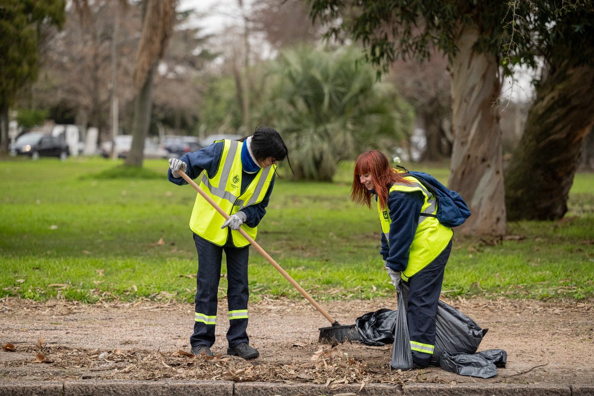 Leoherou's tweet photo. Montevideo sigue mejorando la limpieza y transformando la Gestión de los Residuos.
A partir de acuerdos con Gobierno Nacional y Municipios, 920 vecinas y vecinos acceden a trabajar en los Programas Uruguay Impulsa y Accesos, en tareas de limpieza y cuidado de espacios públicos https://t.co/YYqCRfoO3D