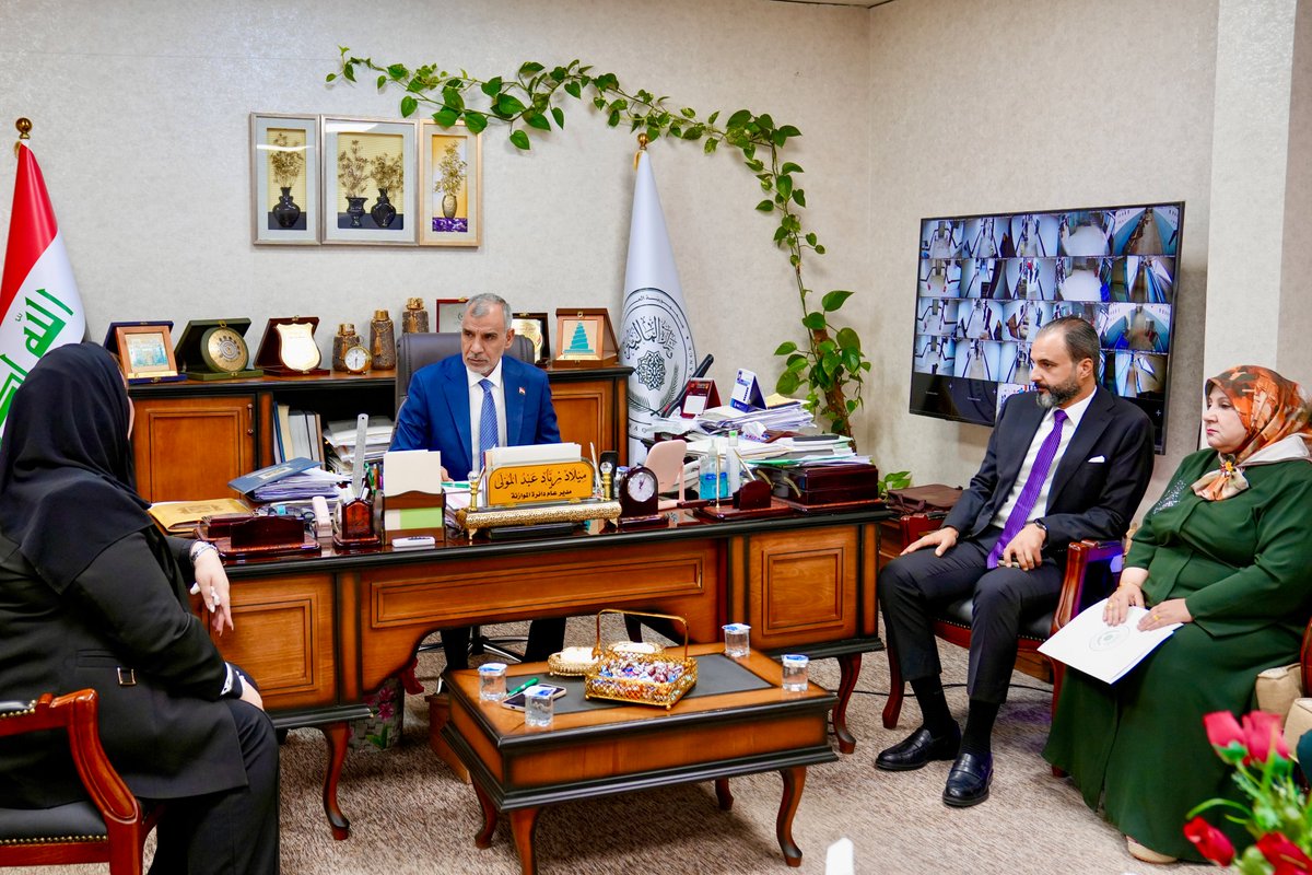 MofIraq's tweet photo. أجرى وزير المالية زيارة لدائرة الموازنة لمتابعة إعداد موازنة البرامج والأداء، مشدداً على مضاعفة الجهود لإنجاز تقديرات مالية واقعية تستند إلى البيانات الدقيقة، وتربط تخصيص الموارد بالأهداف والنتائج، وتلبي التزامات الدولة وفق الأولويات الاقتصادية والظروف الراهنة. https://t.co/9fdUYV99HQ