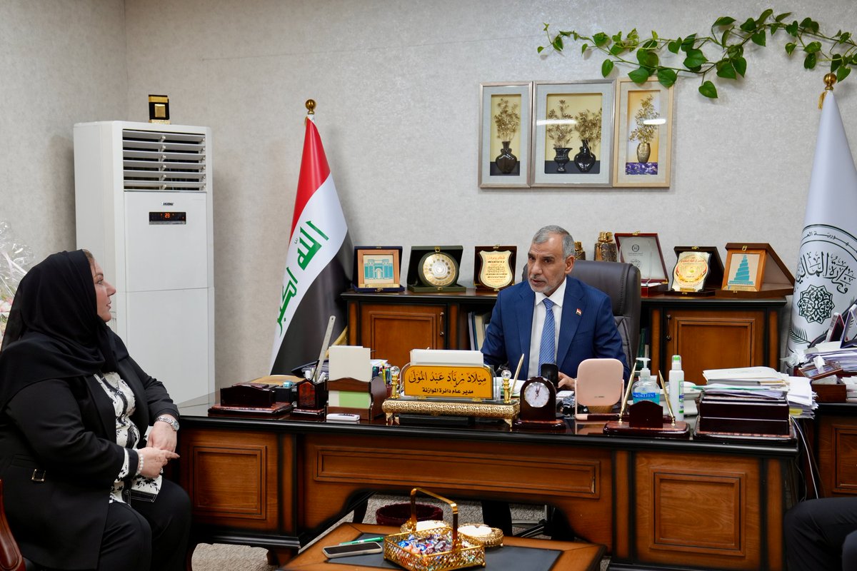 MofIraq's tweet photo. أجرى وزير المالية زيارة لدائرة الموازنة لمتابعة إعداد موازنة البرامج والأداء، مشدداً على مضاعفة الجهود لإنجاز تقديرات مالية واقعية تستند إلى البيانات الدقيقة، وتربط تخصيص الموارد بالأهداف والنتائج، وتلبي التزامات الدولة وفق الأولويات الاقتصادية والظروف الراهنة. https://t.co/9fdUYV99HQ