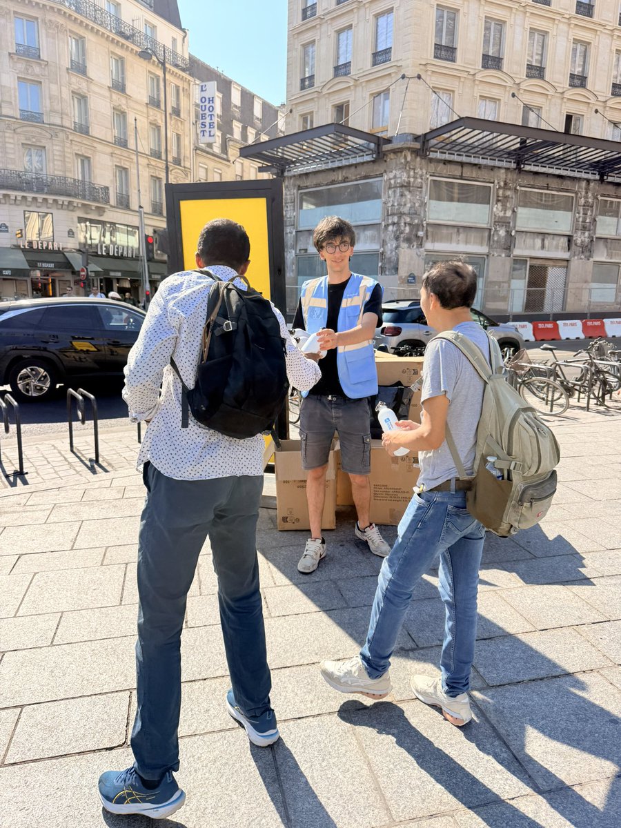 IDFmobilites's tweet photo. 💧 #Canicule : la vague de chaleur continue demain en Île-de-France ! Aujourd’hui plus de 6000 bouteilles d’eau et gourdes ont été distribuées sur le réseau @IDFmobilites dans plusieurs #gares et #stations par les agents d’Île-de-France Mobilités et de la SNCF @Actu_Transilien ! 🤝 Merci au 5000 agents mobilisés pour guider les usagers sur le réseau aujourd’hui et demain  ⚠️ Avec la chaleur, pensez à vous hydrater régulièrement. Pour remplir votre gourde, plus de 150 fontaines à eau sont disponibles sur tout le réseau francilien : https://t.co/gRmP2pj7QZ Prenez soin de vous pendant vos trajets !