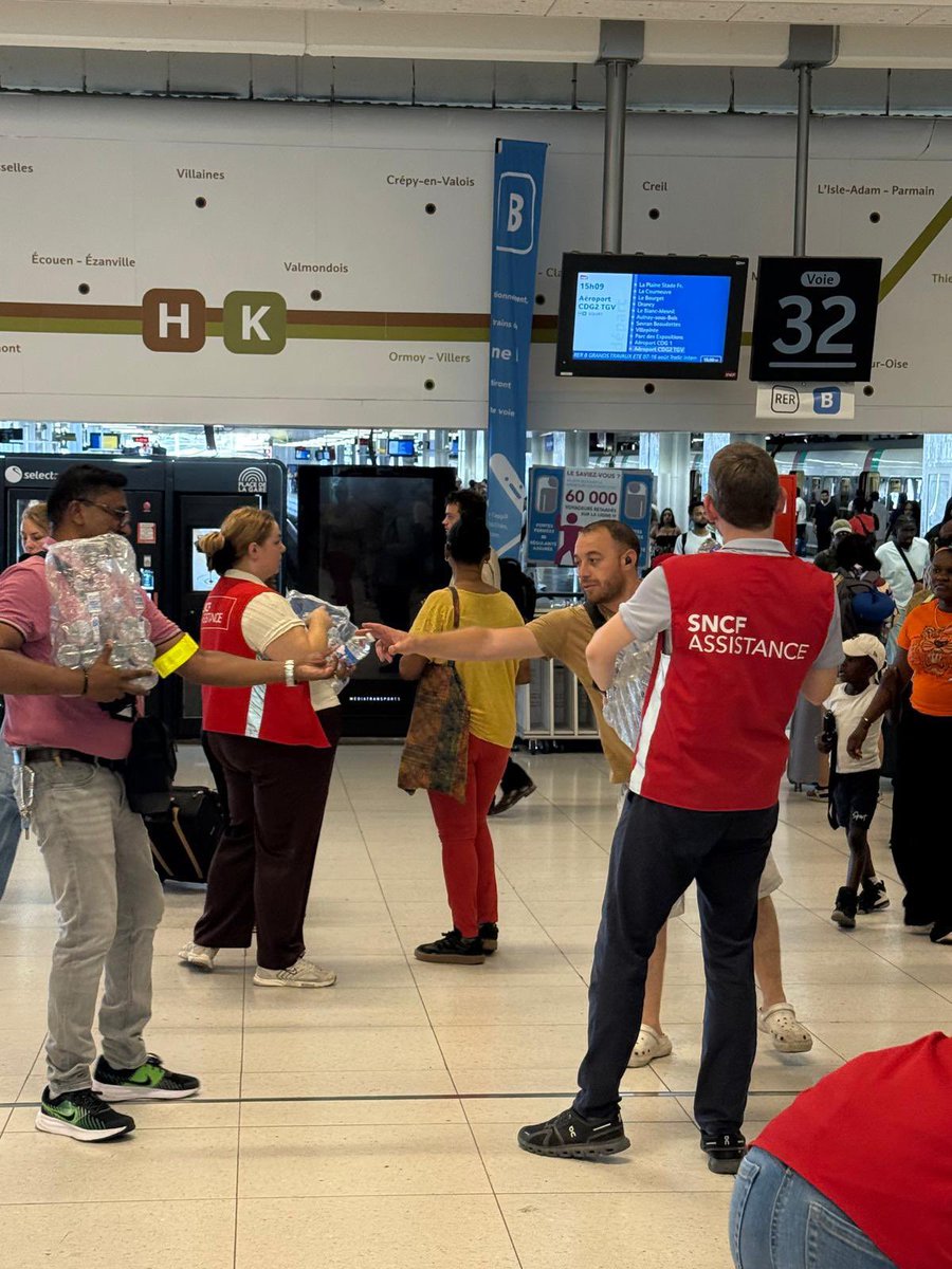 IDFmobilites's tweet photo. 💧 #Canicule : la vague de chaleur continue demain en Île-de-France ! Aujourd’hui plus de 6000 bouteilles d’eau et gourdes ont été distribuées sur le réseau @IDFmobilites dans plusieurs #gares et #stations par les agents d’Île-de-France Mobilités et de la SNCF @Actu_Transilien ! 🤝 Merci au 5000 agents mobilisés pour guider les usagers sur le réseau aujourd’hui et demain  ⚠️ Avec la chaleur, pensez à vous hydrater régulièrement. Pour remplir votre gourde, plus de 150 fontaines à eau sont disponibles sur tout le réseau francilien : https://t.co/gRmP2pj7QZ Prenez soin de vous pendant vos trajets !