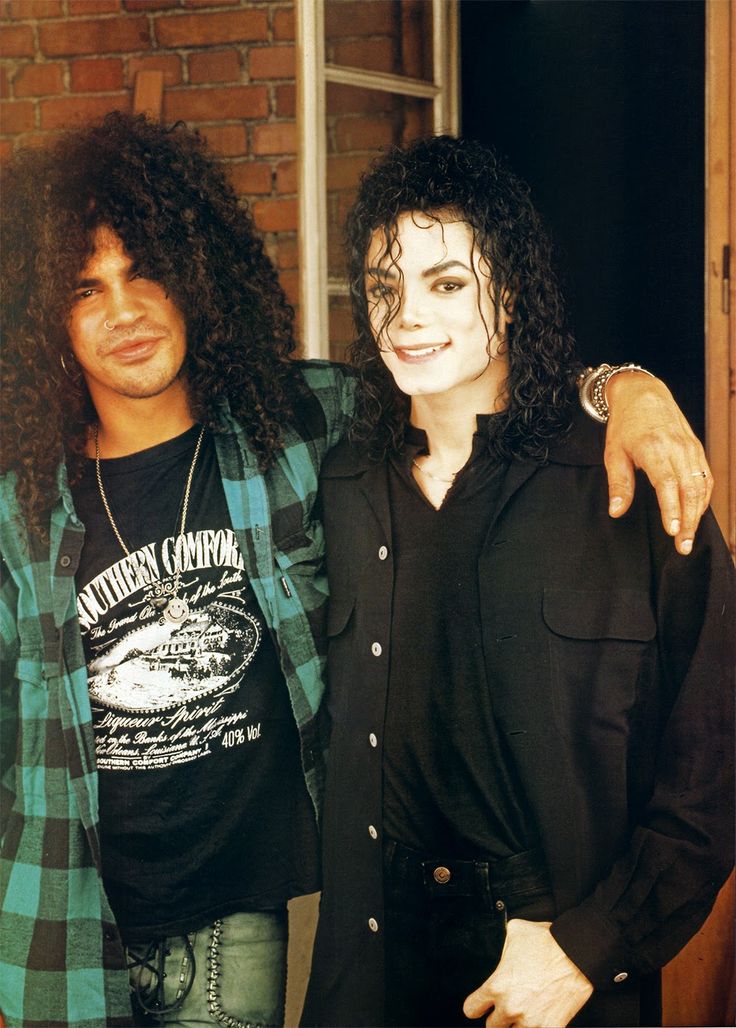 DullahTheking2's tweet photo. When the King of Pop met one of rock’s greatest guitarists....

Michael Jackson and Slash behind the scenes during the 1992 {Give In to Me🎶} video shoot.🔥

Two legends, one iconic moment...

📷 1992. https://t.co/jGe2JlcnwO