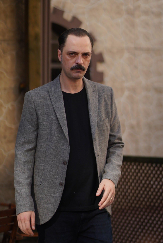dizidunyasicom's tweet photo. Ertan Saban Hamal dizisinde!

Başrollerinde Oktay Kaynarca ve Fahriye Evcen’in yanı sıra Caner Cindoruk ve Burak Tozkoparan’ın da yer aldığı diziye son olarak Ertan Saban katıldı.

Mustafa Şevki Doğan’ın yöneteceği, senaryosunu Kerem Deren, Çisil Hazal Tenim ve Bilge Kurban’ın kaleme aldığı KYN Yapım imzalı dizinin çekimleri ise 7 Eylül Pazartesi günü başlayacak..