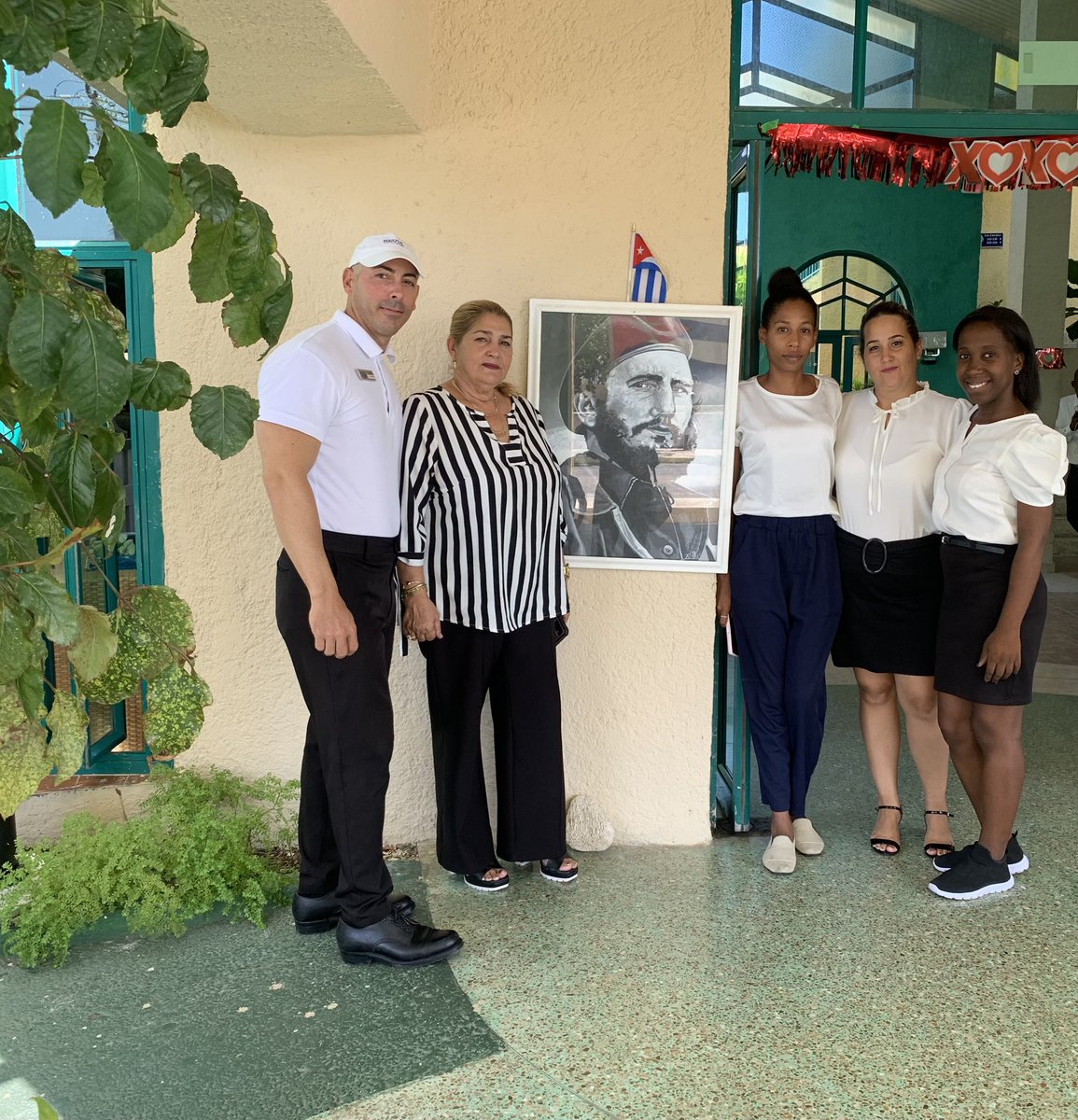sonia_bofill's tweet photo. Merecido homenaje a nuestro Comandante desde #hotellosdelfines https://t.co/PAXJje5Ncw