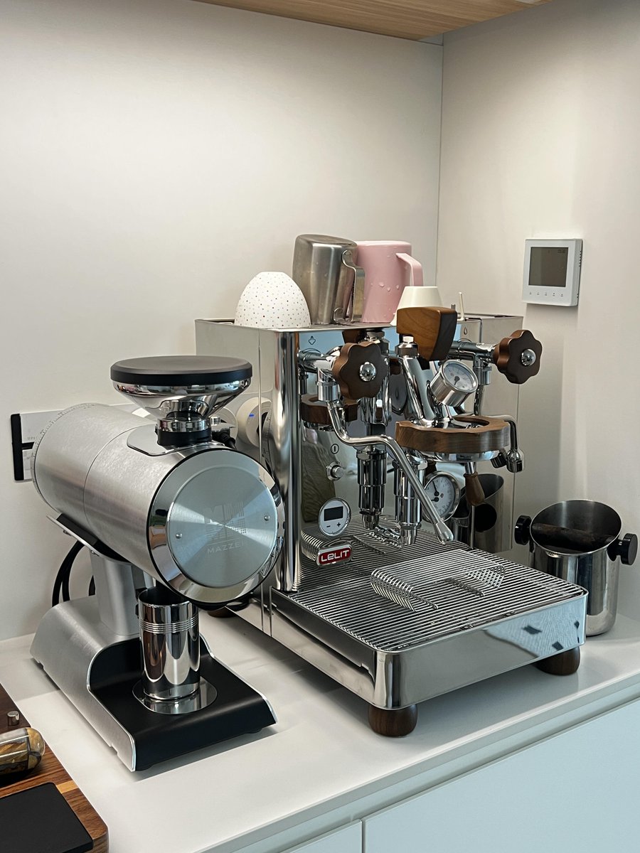 Tjeuhd's tweet photo. I just became my own barista! This is the best investment I’ve ever made! https://t.co/9PKVF3RnmR