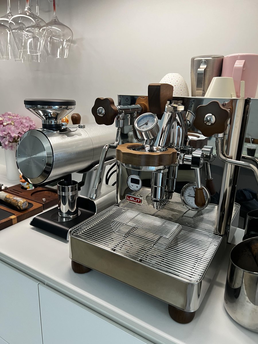 Tjeuhd's tweet photo. I just became my own barista! This is the best investment I’ve ever made! https://t.co/9PKVF3RnmR