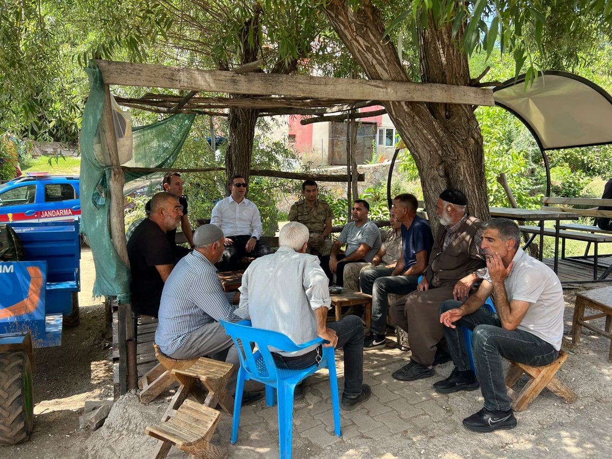 AlacakayaResmi's tweet photo. İlçe Kaymakamımız Sayın Batuhan SARIOĞLU, ilgili kurum amirleriyle birlikte Halkalı köyünü ziyaret etti.

Gerçekleştirilen köy ziyareti kapsamında vatandaşlarımızla bir araya gelen İlçe Kaymakamımız Sayın Batuhan SARIOĞLU, köy sakinlerinin talep ve önerilerini yerinde dinledi. https://t.co/gQuyZmXaRQ