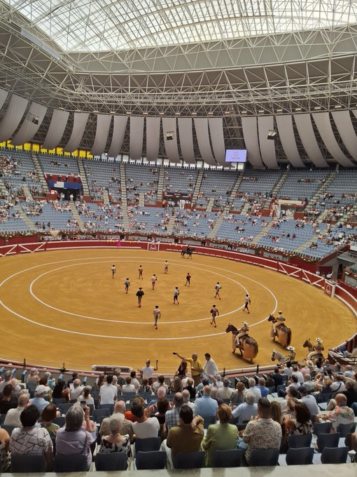 Erramun2014's tweet photo. #Donostia es antitaurina como así lo demuestran cantidad de encuestas municipales, pese a ello el gobierno municipal del Pnv se empeña año tras año en organizar corridas de toros.
Corridas en un recinto PÚBLICO sin casi asistencia como hoy.
Con qué dinero se PAGAN esas corridas? https://t.co/EsBINNE4tG