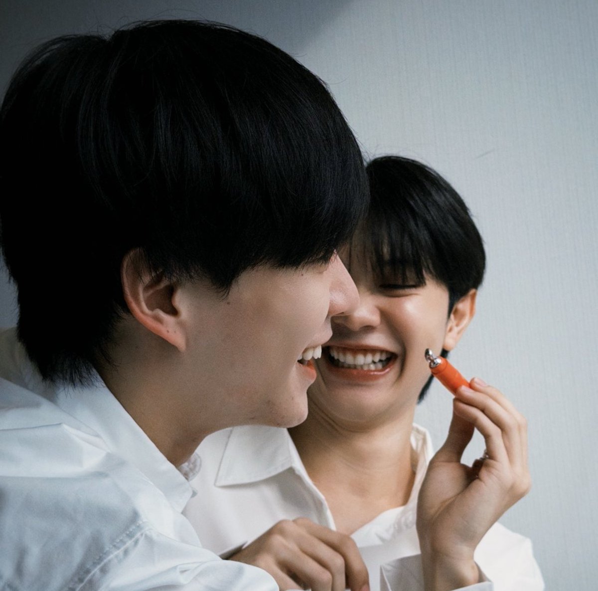 bbkhaojao_'s tweet photo. เชิ้ตขาว กล้องฟิล์ม ถ่ายรูปยังไงให้เหมือนแฟนกัน อ๋อ เพราะเป็นแฟนกัน🙂‍↕️😗 https://t.co/r7zV4PBk4e