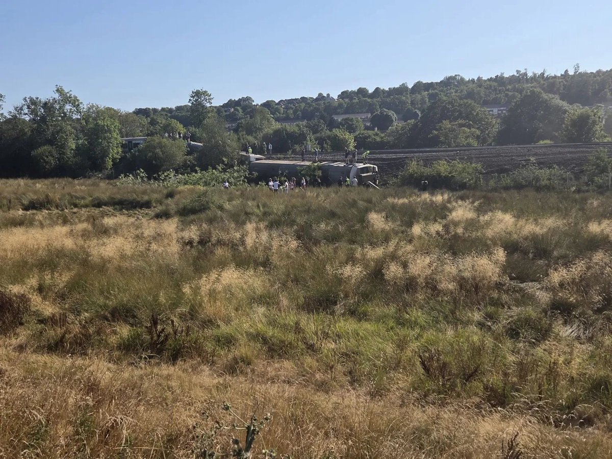 PolitlcsUK's tweet photo. 🚨 BREAKING: Up to 40 passengers are understood to be trapped in the derailed train in East Sussex https://t.co/8t9GzKlT6n