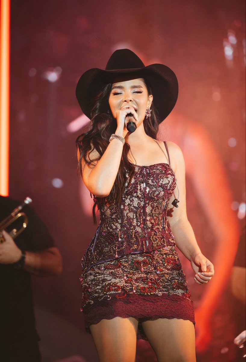 MaiaraeMaraisa's tweet photo. Amamos reencontrar com os nossos fãs de Portugal,🇵🇹 cantar para pessoas especiais que temos tanto carinho e respeito, e nesse show em Portimão, fez isso acontecer…♥️🎤 https://t.co/ojTItyc9on