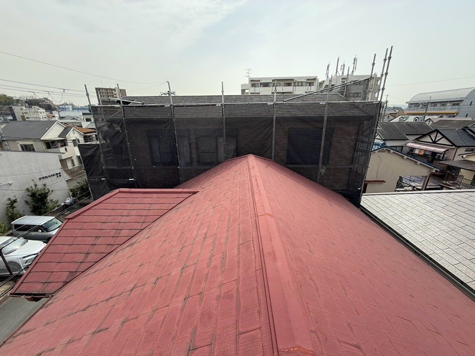 OPWiDlmGcPd3ya4's tweet photo. コロニアル屋根カバー工法工事・大阪府枚方市

大阪府枚方市にて、カラーベスト屋根カバー工法工事をしました。

使用屋根材:福泉工業ガルバ断熱ルーフ　シルキーG2

#カラーベスト
#カバー工法
#シルキーG2
#枚方市
#屋根リフォーム
#雨漏り
#屋根工事
#ガルバ屋根
#板金屋 https://t.co/91YMO2YJpJ