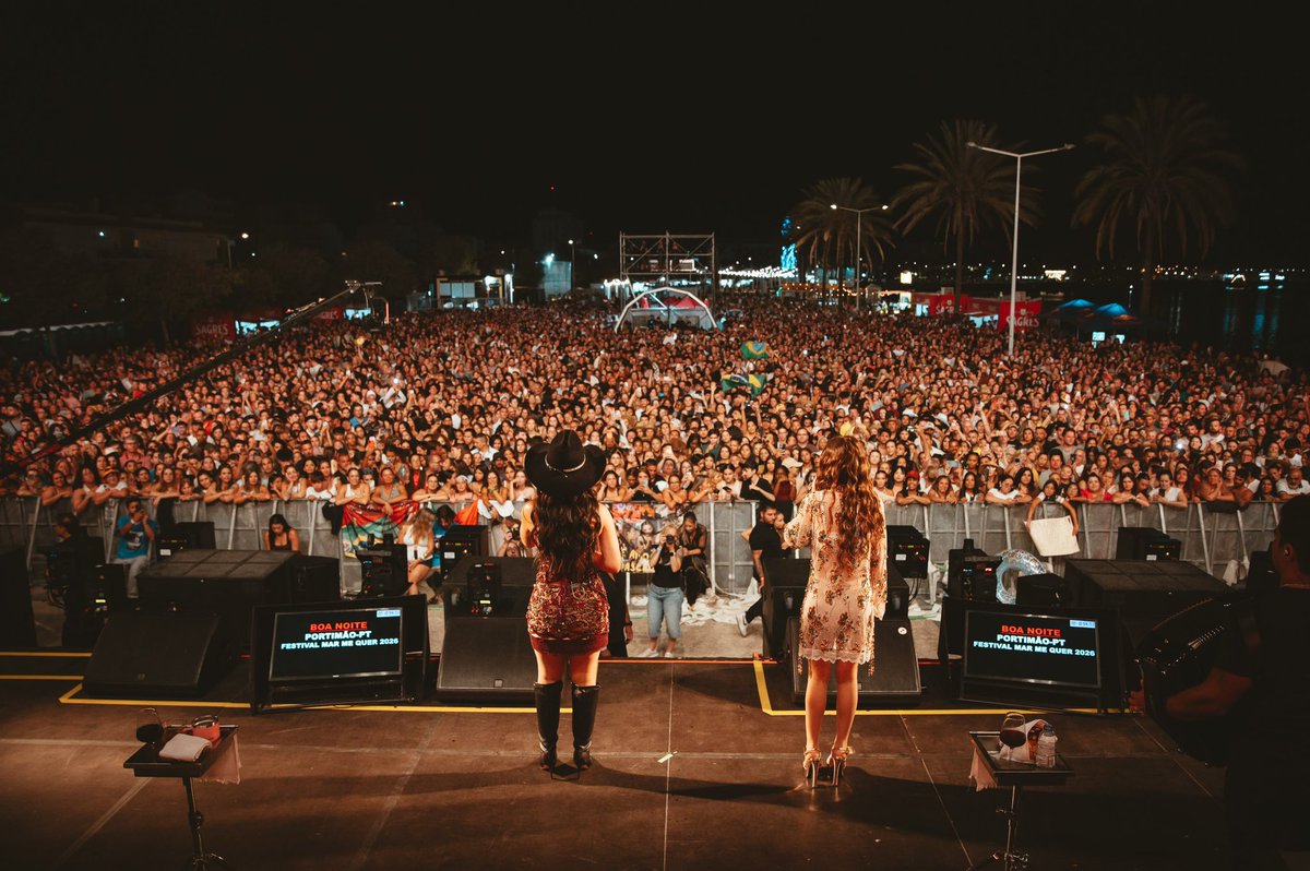 MaiaraeMaraisa's tweet photo. Uma galera maravilhosa foi prestigiar o nosso show e deixou a gente com o coração quentinho e cheio de gratidão, nossa tour, por esse país maravilhoso, já está chegando ao fim, com certeza, vamos sentir muita saudade de vocês… ♥️🎶🥰 https://t.co/aY2yx4Q7Hr