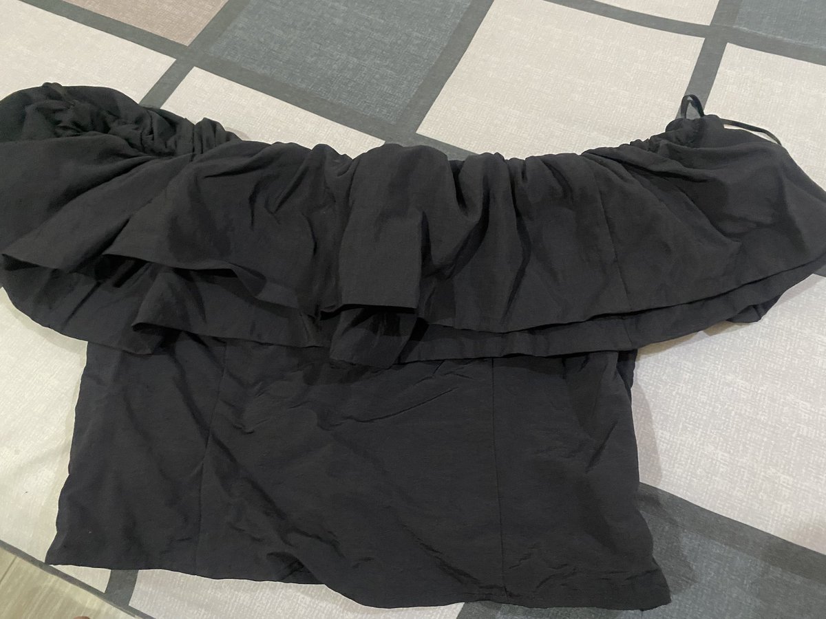 hibikeyy's tweet photo. @bipbipbooux black ruffle off shoulder crop top kakk https://t.co/sWUO0aVGA7