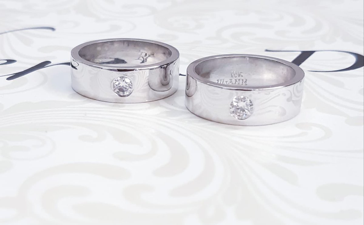 ulammjoyas's tweet photo. DISEÑOS MODERNOS EN ARGOLLAS DE MATRIMONIO

Bicolor y Trinitario: 
Mezclas audaces de oro amarillo, blanco y rosa de 10K o 14K en una misma pieza o contrastando el par.

https://t.co/63OdBxoxM8
@ulammjoyas https://t.co/NkEIF8xQR6