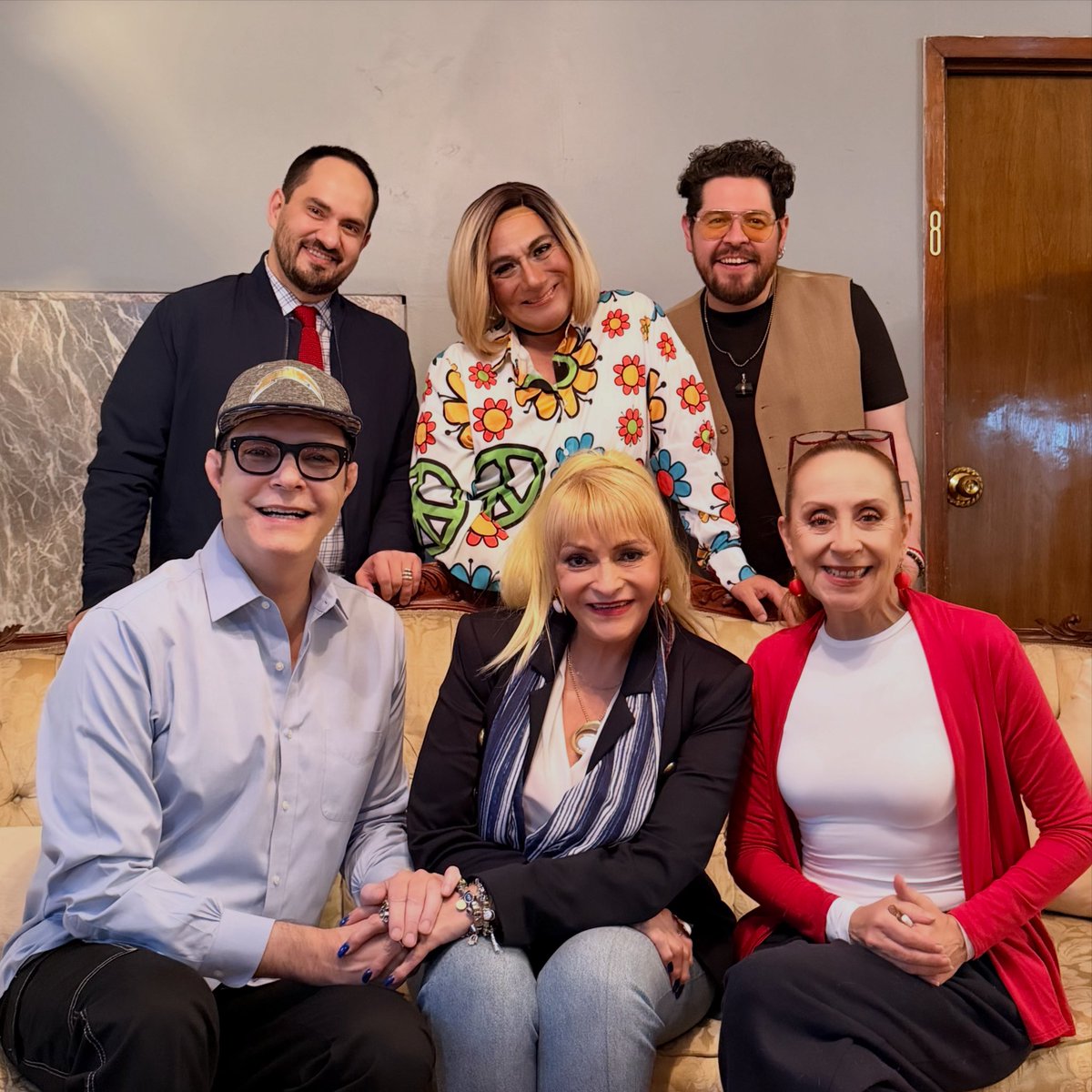 Farandula021's tweet photo. ¡La gran @RocioBanquells está en la casa! 🤩✨
Nuestro episodio 265 ya está está disponible con una entrevista divertida y un recorrido por la historia de una leyenda. ¡Disponible en tu plataforma de audio favorita y #YouTube! https://t.co/u5uPELIvr7