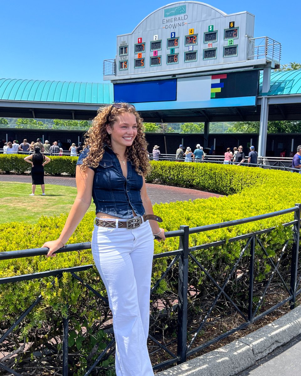 ColgateWBB's tweet photo. 𝐒𝐮𝐦𝐦𝐞𝐫 𝐂𝐡𝐞𝐜𝐤-𝐈𝐧𝐬 ☀️ 

Next up, Mia Brockmeyer! I graduated high school, worked at Shoot 360, enjoyed the outdoors with friends and family, and spent July at Colgate meeting my new teammates. Excited for the year ahead!

#GoGate https://t.co/zjyBL3l75B