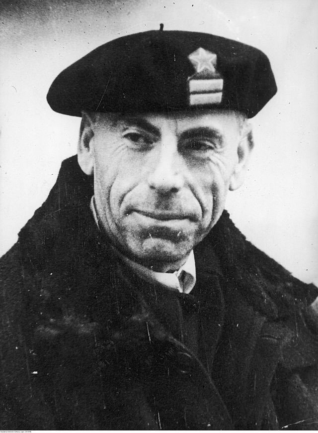 FonsiLoaiza's tweet photo. Antonio Ortega fue presidente del Madrid. Fue fusilado por el fascismo por comunista en 1939. Puso el equipo madridista a disposición de la República. Antes de morir escribió: "Muero tranquilo porque soy inocente". Florentino Pérez no lo reconoce como presidente del Real Madrid. https://t.co/Uz27LkDhv4