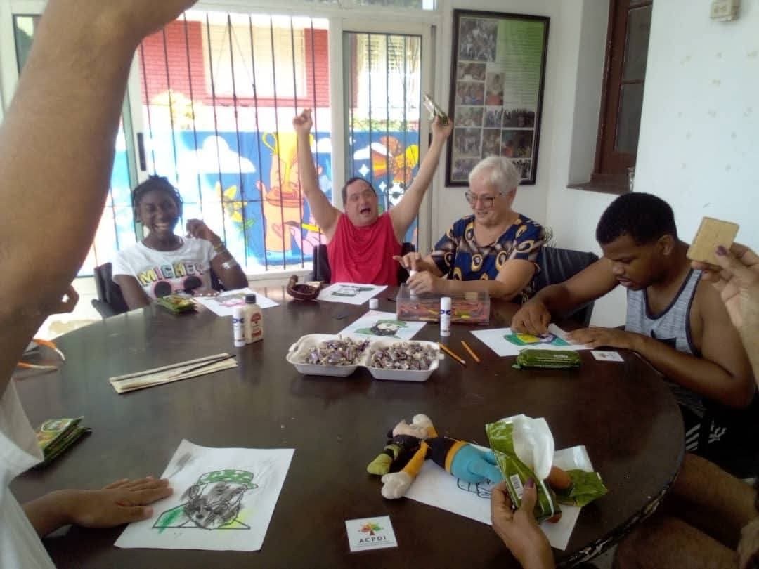 ACPDI_Cuba's tweet photo. Asociados de #ACPDI y familiares se reunieron en nuestra sede nacional, para desde su Taller de Manualidades rendir homenaje a nuestro Comandante en Jefe Fidel Castro Ruz en su aniversario 100. La jornada concluyó cantando La Guantanamera, como muestra de amor y respeto.♥️🇨🇺 https://t.co/QpEfLadAKw