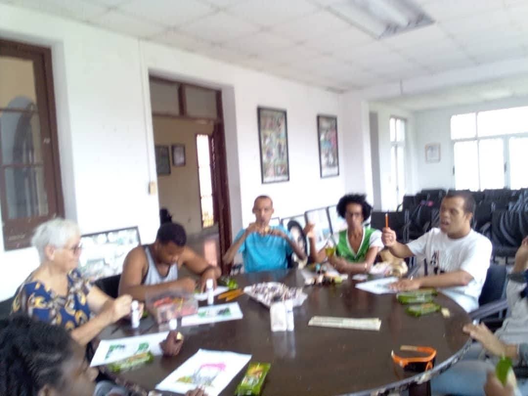 ACPDI_Cuba's tweet photo. Asociados de #ACPDI y familiares se reunieron en nuestra sede nacional, para desde su Taller de Manualidades rendir homenaje a nuestro Comandante en Jefe Fidel Castro Ruz en su aniversario 100. La jornada concluyó cantando La Guantanamera, como muestra de amor y respeto.♥️🇨🇺 https://t.co/QpEfLadAKw