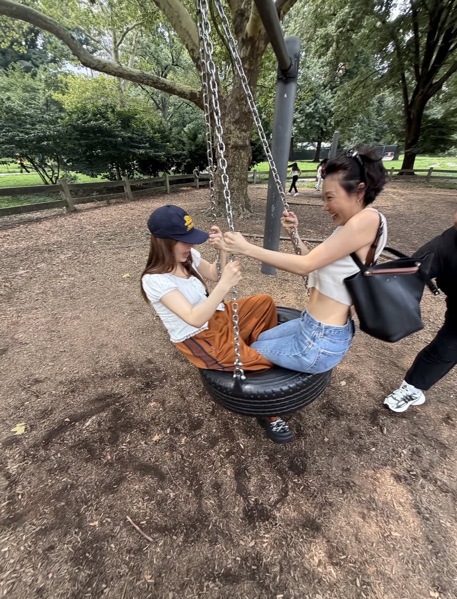 swfstagram's tweet photo. she’s the most maknae someone has ever maknaed https://t.co/KIHjNb3hDn