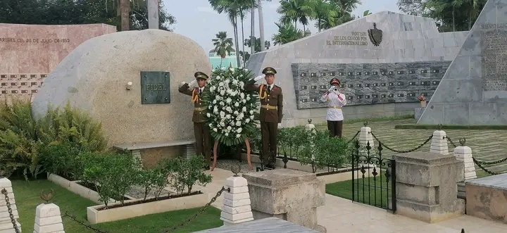 YeroChao's tweet photo. Con imágenes compartidas seguimiento al homenaje del pueblo Santiaguero a Fidel en el centenario de su batalicio https://t.co/1MqvrujLYV