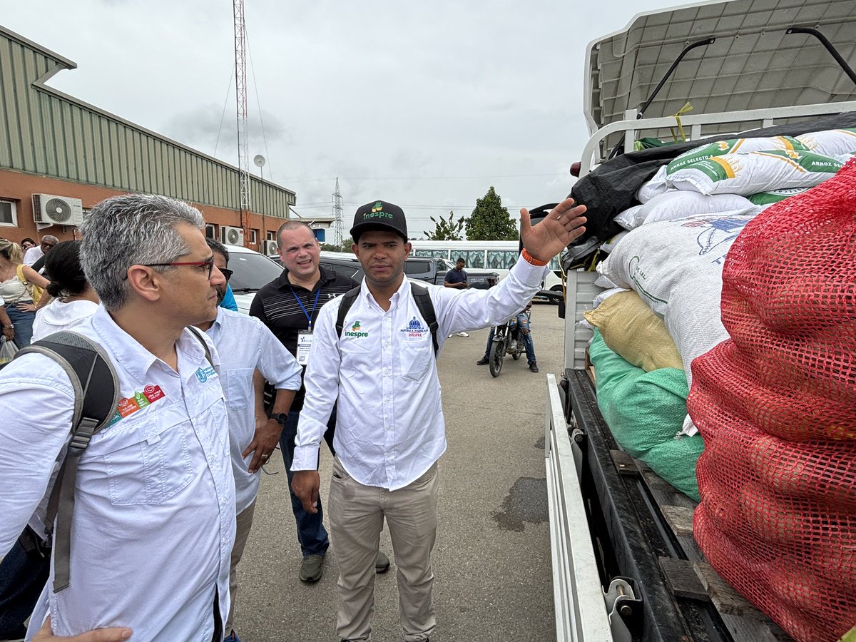 FAOBrasilCoop's tweet photo. @InespreRD @faodominicana @FAOAmericas @FAOMesoamerica @JoaoIntiniFAO @mdsgovbr @RedSpaa MERCADOM integra mercados mayoristas, minoristas y mataderos regionales. La delegación visitó las instalaciones y conoció más acerca del funcionamiento de este importante mercado de abastecimiento de alimentos en 🇩🇴 https://t.co/4DmxU69yZC