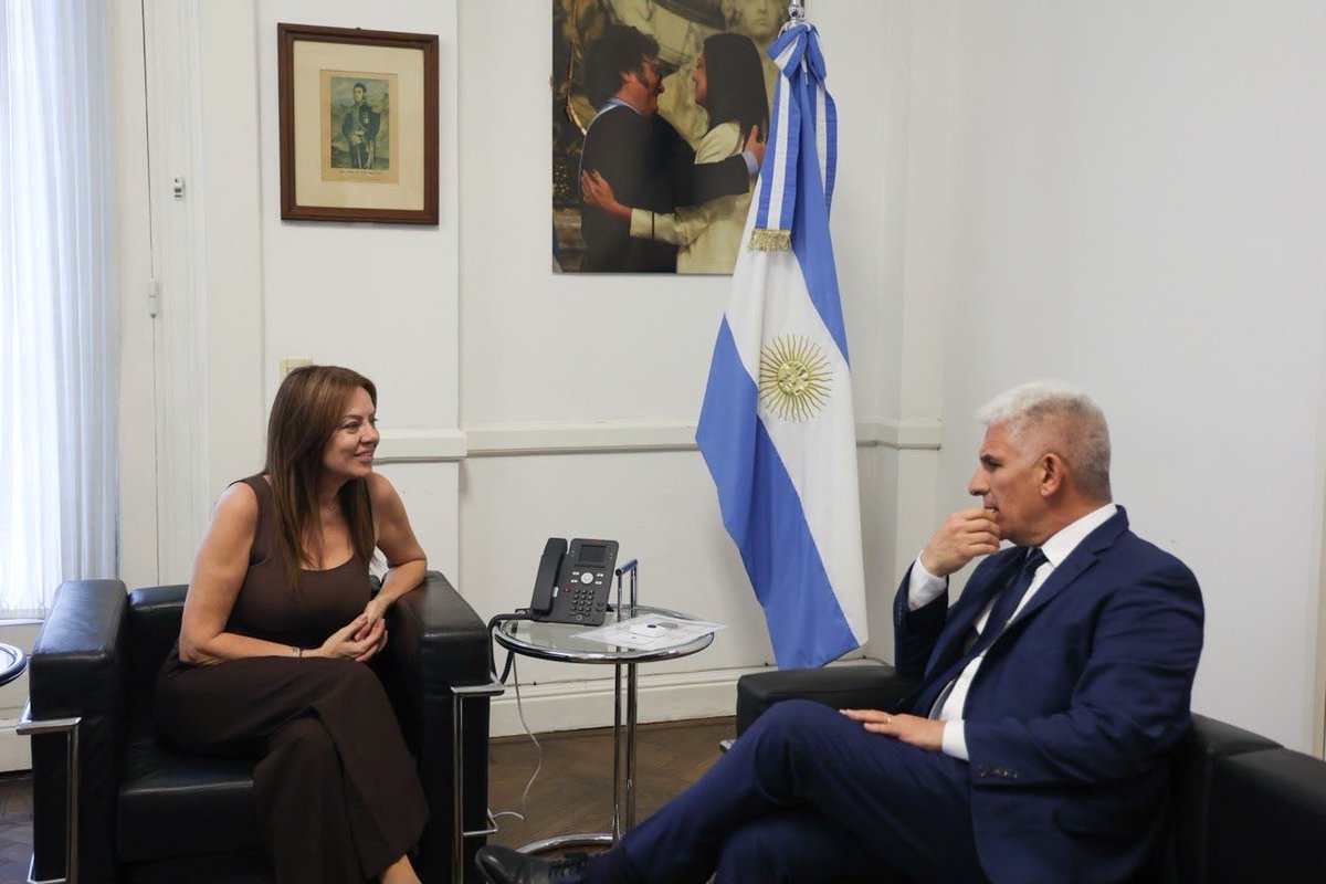 SPettovelloOK's tweet photo. En la sede de Capital Humano, la ministra Sandra Pettovello recibió al gobernador de San Luis, Claudio Poggi. Durante el encuentro, acordaron sumar 84 escuelas de esa provincia al Programa Hora+. En los próximos días se firmará el convenio para que las escuelas pertenecientes al Programa en esa provincia asciendan a 100. 

Esta política busca agregar horas de clases por día en las escuelas primarias de gestión estatal, ampliando las oportunidades de aprendizaje para los niños de cada rincón de Argentina.
@JMilei