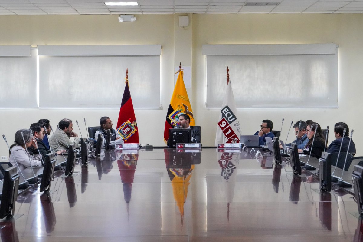 ECU911_'s tweet photo. 📍#Quito | El Director General del #ECU911, @JCPaladines, se reunió con Byron Franco, Viceministro de Servicios y Transporte del @MIT_Ecuador, y Luis Villacrés, Director Ejecutivo de la @ANT_ECUADOR.

🤝🚨Las autoridades y sus equipos técnicos analizaron estrategias interinstitucionales para fortalecer la prevención en carreteras y la respuesta ante posibles emergencias en el sector del transporte 🚌🚔🚍.