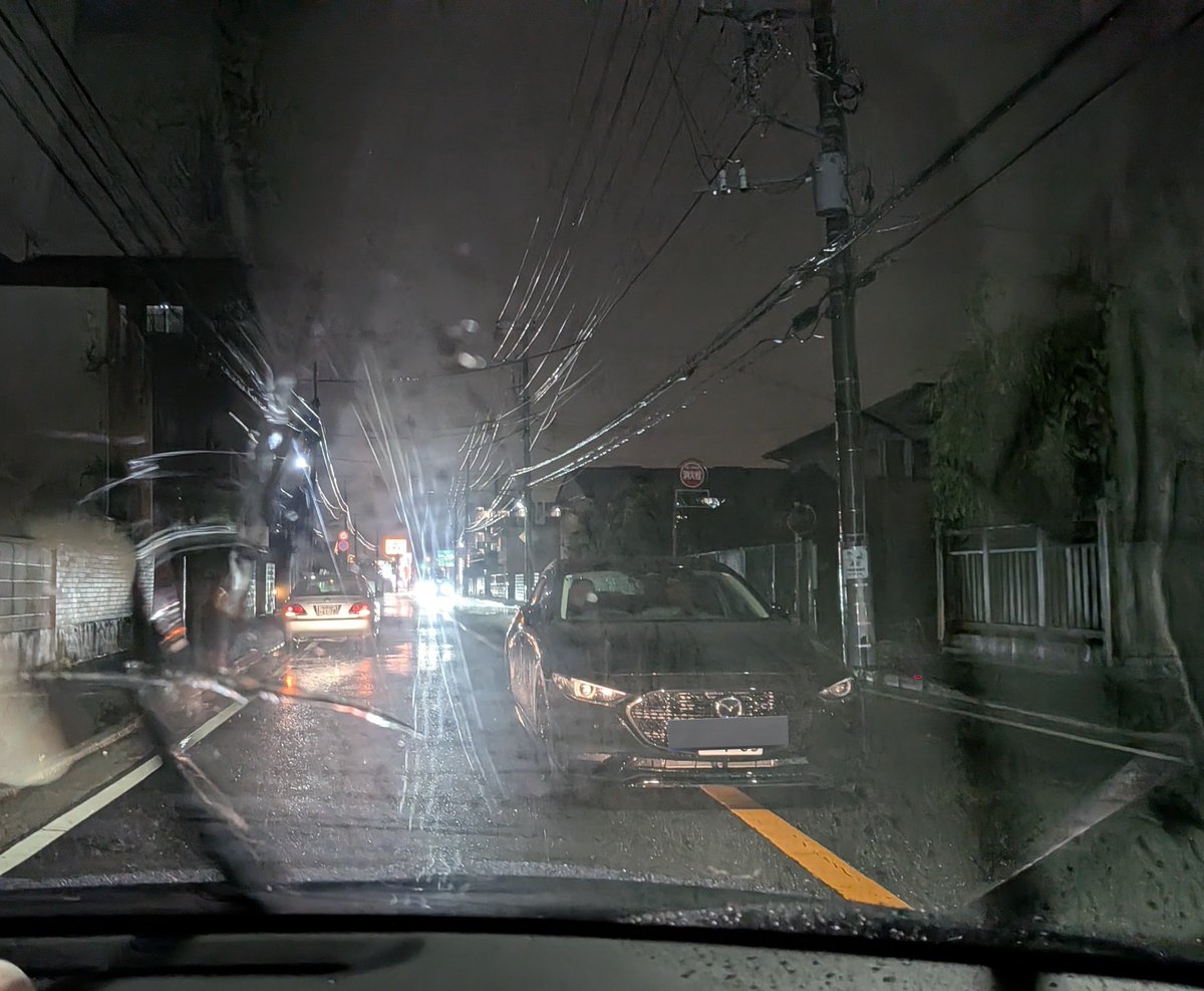 futti_knms's tweet photo. 冠水していたであろう国道14号、動かなくなったと思われる車両が大量に放置されています https://t.co/Qz1i2piVb8