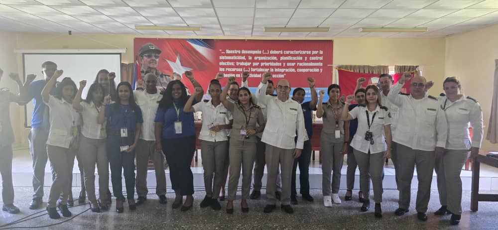 AduanaJM's tweet photo. En el marco del Centenario de nuestro Comandante en Jefe Fidel Castro Ruz presidió el @jefeaduanacuba y el @vicejefeagr acto de entrega de carnet a jóvenes de @AduanaJM que militan a las filas de la @UJCdeCuba

Recordamos el legado de #Fidel porque #FidelVive 

#100AñosConFidel🇨🇺 https://t.co/ic1CkobxQ7