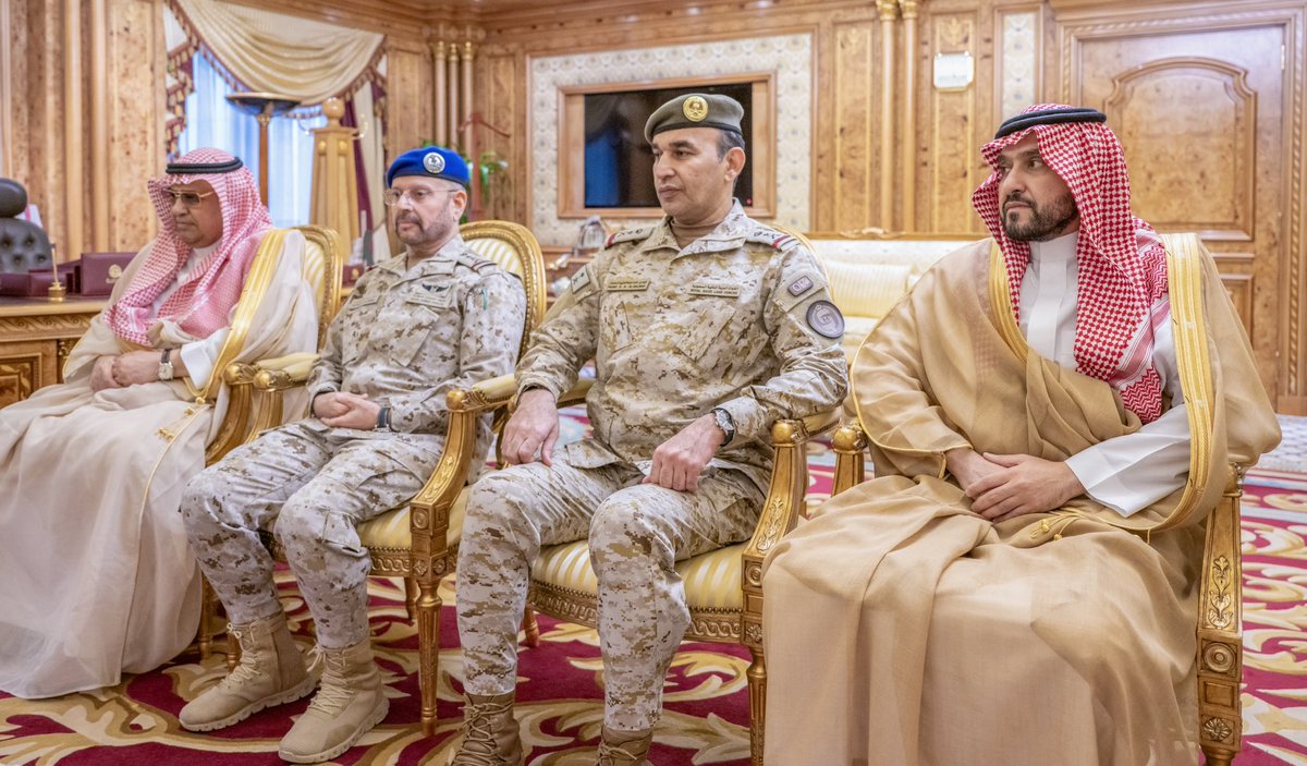 modgovksa's tweet photo. التقى صاحب السمو الملكي الأمير خالد بن سلمان بن عبدالعزيز وزير الدفاع، في مكتبه بالرياض، اليوم، معالي مدير مكتب القائد العام للقوات المسلحة العراقية الفريق الأول الركن عبدالأمير الشمري.

وجرى خلال اللقاء استعراض العلاقات السعودية العراقية في المجال العسكري والدفاعي، وبحث التطورات الإقليمية، والتأكيد على أهمية مواصلة التنسيق والتعاون بين البلدين بما يخدم مصالحهما المشتركة ويحقق أمن المنطقة واستقرارها.
