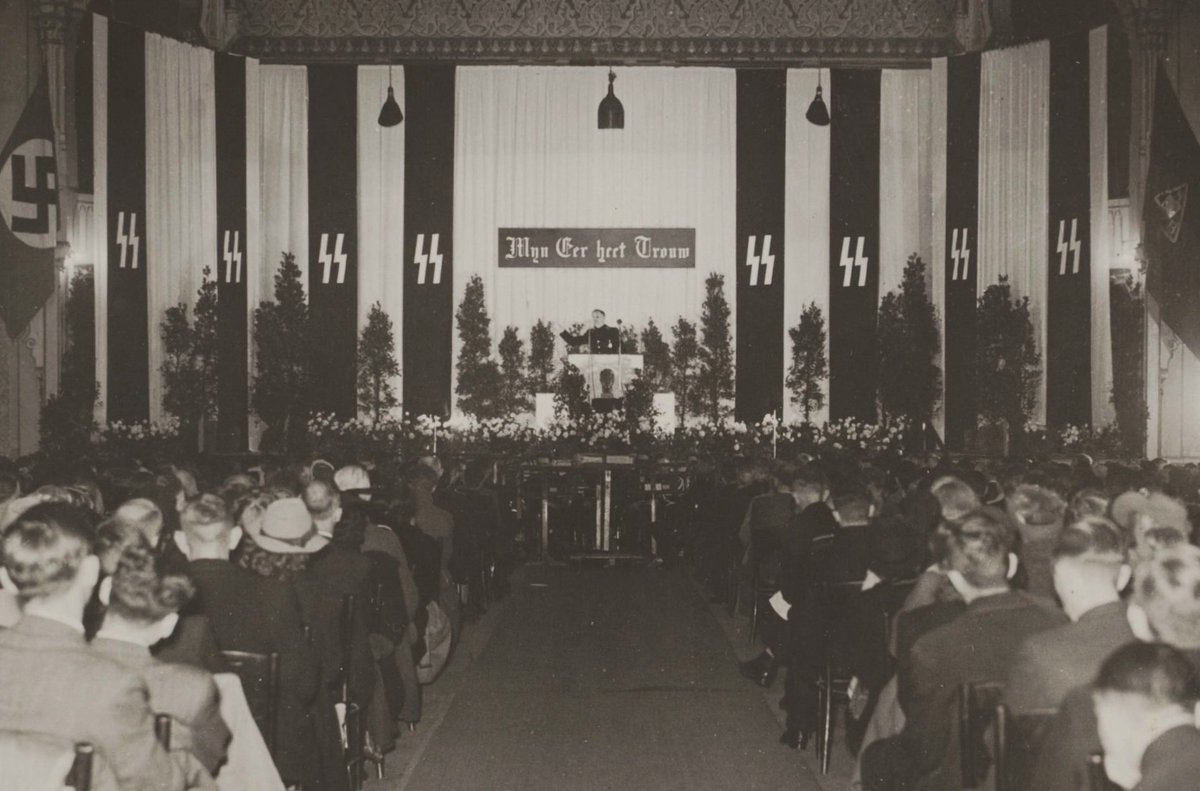 oostfronter's tweet photo. Bijeenkomst van de Germaansche S.S. in Nederland in de Haagse dierentuin op 15 oktober 1943.

De van het Oostfront teruggekeerde voorman Henk Feldmeijer spreekt op deze bijeenkomst uit dat men vertrouwen moet houden in Hitler en het nationaalsocialisme. Volgens hem zijn democratie, kapitalisme en individualisme verantwoordelijk voor de problemen in Europa. Hij vindt dat mensen zich ondergeschikt moeten maken aan de gemeenschap en dat Europa onder Duitse leiding verenigd moet worden. Ook spreekt hij zich sterk uit tegen het communisme en Amerikaans liberalisme.

Feldmeijer stelt de oorlog voor als een strijd om het voortbestaan van het Germaanse volk en dat Duitsland uiteindelijk een nieuwe Europese orde zal brengen.