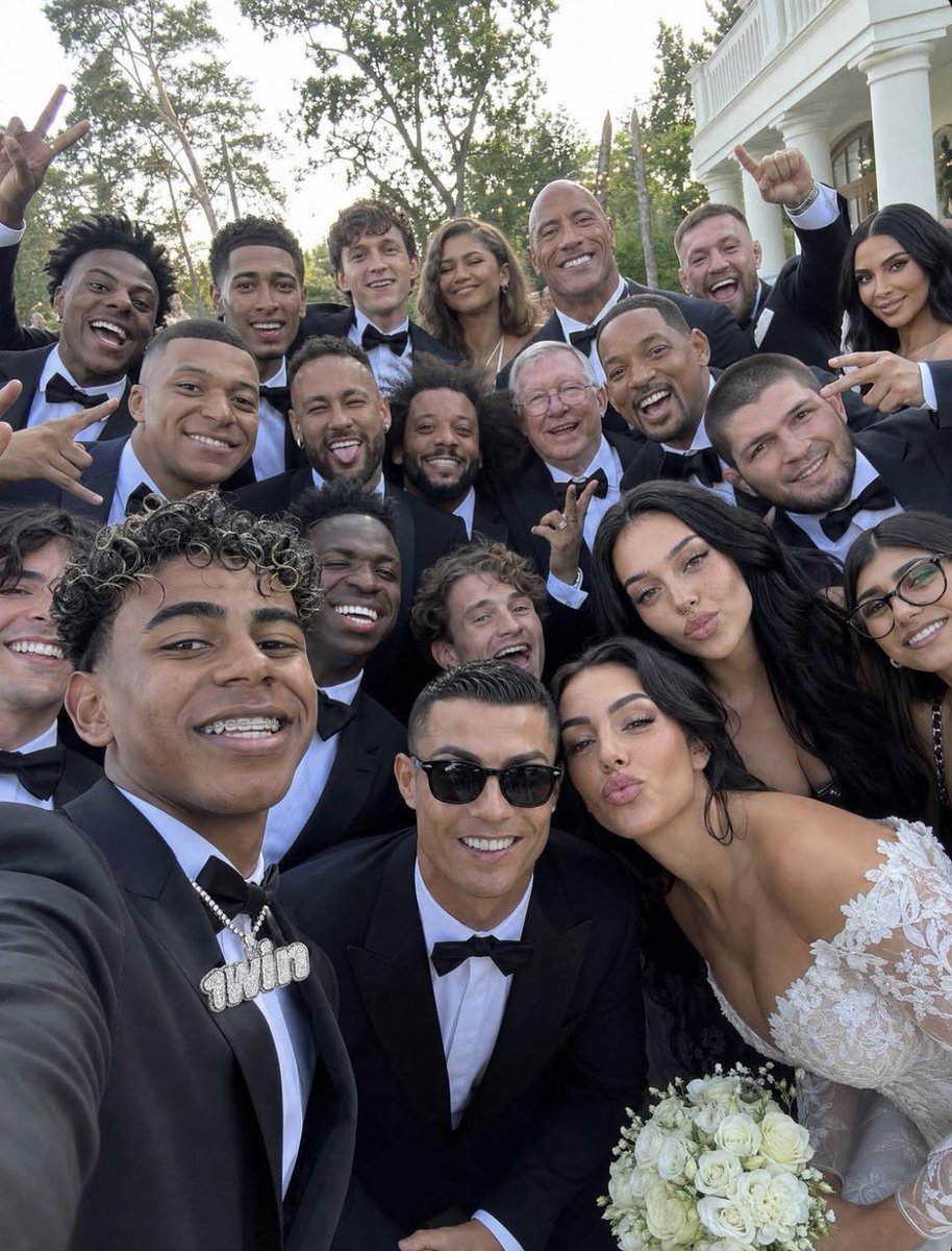 CristianoRpwt9's tweet photo. Happy married life to the goat 🐐 😂😂 https://t.co/kXkrXOk816