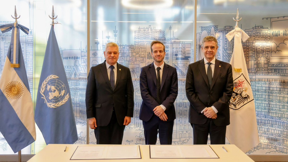 gcba's tweet photo. El Jefe de Gobierno Jorge Macri avanza en la lucha contra el narcotráfico.

El Ministerio de Seguridad de la Ciudad y la Oficina de las Naciones Unidas contra la Droga y el Delito (UNODC) firmaron un Convenio de Cooperación Internacional. El acuerdo permite capacitar a la Policía de la Ciudad con especialistas internacionales para desarticular bandas narco.

Garantizar la ley y el orden es una prioridad de esta gestión.