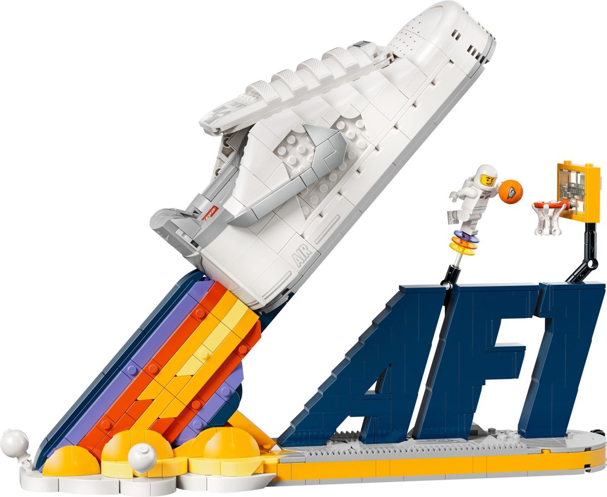 Crunch_62590's tweet photo. LEGO 43026 : La célèbre sneaker Nike Air Force 1 s’offre une réplique en briques https://t.co/BII5i1hnr4 
#LEGO #LegoNews #AFOL #lego_editions https://t.co/dGUNaN7P0K