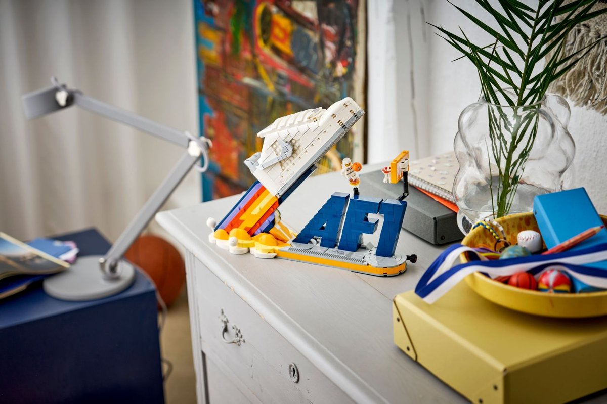 Crunch_62590's tweet photo. LEGO 43026 : La célèbre sneaker Nike Air Force 1 s’offre une réplique en briques https://t.co/BII5i1hnr4 
#LEGO #LegoNews #AFOL #lego_editions https://t.co/dGUNaN7P0K