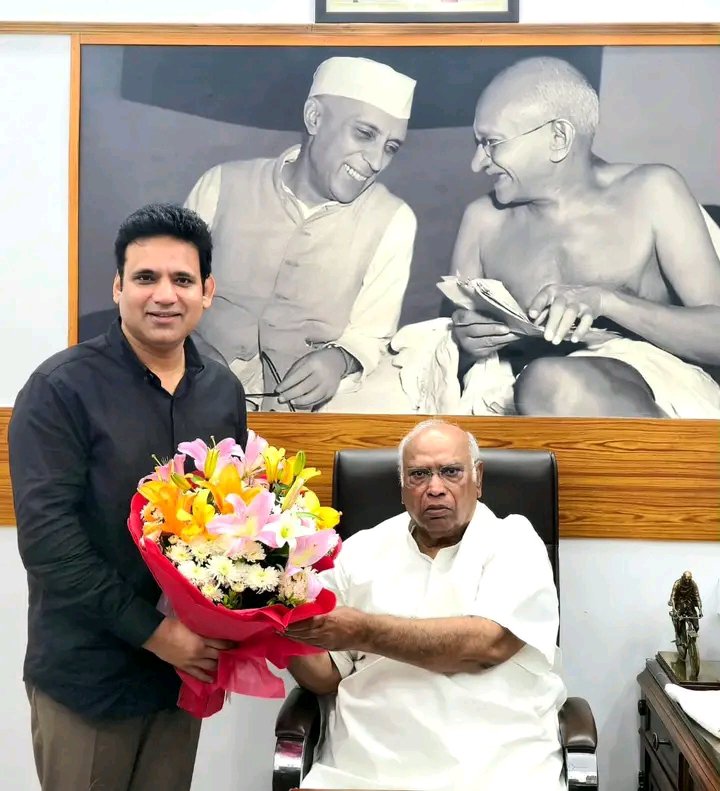 LutyensMediaIN's tweet photo. कांग्रेस अध्यक्ष मल्लिकार्जुन खरगे से हिमाचल प्रदेश के विधायक रघुबीर सिंह बाली ने मुलाकात की। https://t.co/ZbEZiPtYFW