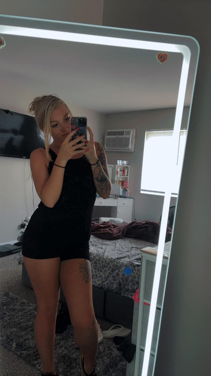 AubreyLMFAOL's tweet photo. Can mommy spend your money. #milf #findom #sub #goddess https://t.co/RyRoatu278