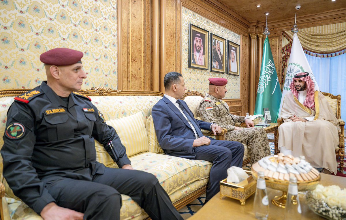 News_Brk24's tweet photo. التقى صاحب السمو الملكي الأمير خالد بن سلمان بن عبدالعزيز وزير الدفاع، في مكتبه بالرياض اليوم، معالي مدير مكتب القائد العام للقوات المسلحة العراقية الفريق الأول الركن عبدالأمير الشمري.

 وجرى خلال اللقاء استعراض العلاقات السعودية العراقية في المجال العسكري والدفاعي، وبحث التطورات الإقليمية، والتأكيد على أهمية مواصلة التنسيق والتعاون بين البلدين بما يخدم مصالحهما المشتركة ويحقق أمن المنطقة واستقرارها.

 حضر اللقاء، معالي رئيس الاستخبارات العامة الأستاذ خالد بن علي الحميدان، ومعالي رئيس هيئة الأركان العامة الفريق الأول الركن فياض بن حامد الرويلي، ومعالي قائد القوات المشتركة الفريق الركن فهد بن حمد السلمان، ومعالي مستشار سمو وزير الدفاع لشؤون الاستخبارات الأستاذ هشام بن عبدالعزيز بن سيف.

 فيما حضره من الجانب العراقي، معالي رئيس جهاز المخابرات حميد الشطري، ومعالي رئيس جهاز مكافحة الإرهاب الفريق الركن زيد حوشي الموسوي، ومعالي قائد الدفاع الجوي الفريق الركن مهند الأسدي.