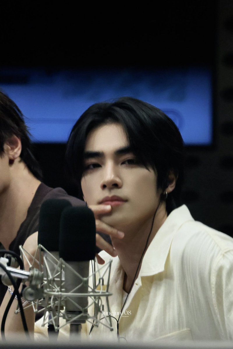 Junejun_08's tweet photo. 260813 Kiss The Radio

#XIAOJUN #肖俊 #샤오쥔 #シャオジュン
#WayV #威神V #웨이션브이 https://t.co/JLdMv2o4b3