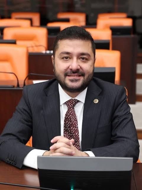 ShortNewsTR's tweet photo. CHP Edirne Milletvekili Ahmet Baran Yazgan, katıldığı bir doğum gününde cinsel taciz iddiasıyla darp edildi. 

— Olayla ilgili 3 kişi gözaltına alındı. https://t.co/hUx3o4F0vY